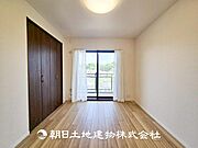 【居室】爽やかな空間演出とセンス良く纏められた室内は良質な寛ぎ空間。そこで暮らす大切な人達のことを考え造りこんだ空間は日々の生活に安らぎを与えてくれます。