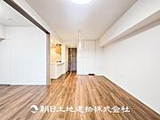 【リビング】開放的で明るい空間が広がるLDK。リビングには暖かな太陽が降り注ぎ、爽やかな住空間です。お友達を呼んでお茶をしたり、一緒に料理を楽しみながら楽しい時間を。