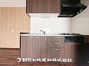 【キッチン】住宅の主役でもあり、日常生活を過ごす上で重要な水回りでもあるからこそ機能性・デザイン性に拘りました。お掃除のしやすいシステムキッチンを設置しました。
