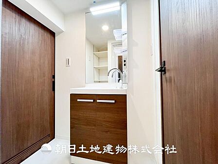 【洗面化粧台】慌ただしい1日が始まり、充実した1日の終わりを締めくくる洗面所。快適に過ごせることはもちろん、収納や機能性を兼ね備えた洗面化粧台です。快適に過ごせることはもちろん、収納や機能性を兼ね備え