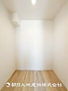 【WIC】収納に便利なウォークインクローゼットがあり、衣類をまとめてしまえるので管理がしやすいです。