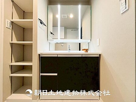 【洗面化粧台】広々とした洗面台は、日々の身だしなみチェックや歯磨きなど、朝の慌ただしい時間でも心に余裕とゆとりを作ってくれます。今日も1日頑張ろう。そう思える場所でありたいと思っています。