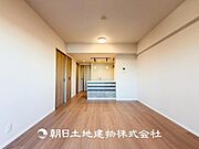 【リビング】リビングにはみんなが集い、食事や楽しい会話が始まる。話に夢中になりすぎて、ついつい時を忘れてしまう。そんな束の間の幸せを感じさせてくれる場所。お子様の勉強スペースとしても活用できます。