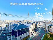 【眺望】目の前に手を伸ばせば、触ることが出来そうな環境が、そのままインテリアになったような印象です。その豊かな眺望にふさわしい空間には、通風・採光にも優れ、心地よい光と風があふれています。