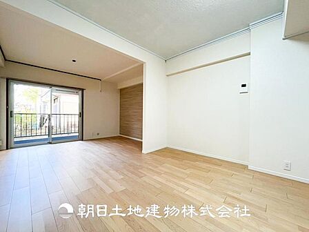 【リビング】1日の中で最も長い時間を過ごすことになるリビングだからこそ、いつも笑顔があふれる空間であるように。広々とした空間から幸せな未来を。