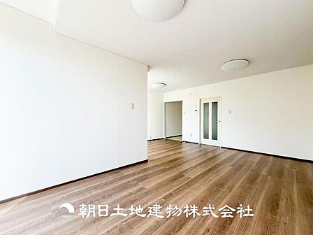 【リビング】大切なご家族、招いた友人と過ごすひと時を溢れる光が優しく包み込む空間。大切な人とともに、心穏やかに過ごすひととき。家族との時間、自分の時間を大切にできる空間を作りました。