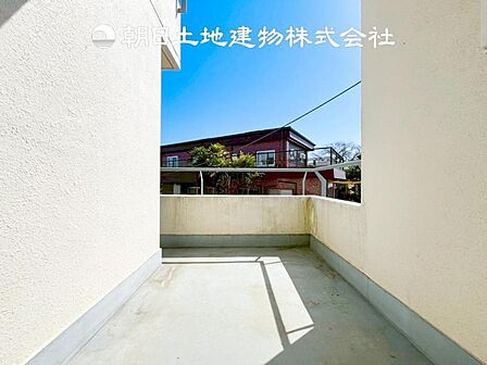 【バルコニー】温かい太陽を感じる事ができるのは、目の前に遮るものが無いから。彼方に広がる風景が絵画のように広がります。
