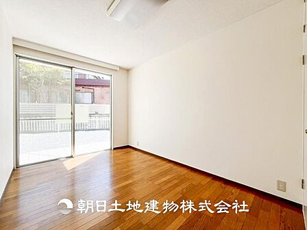 【居室】人間の感性を育むプライベートルームはシンプルが1番だと思います。好みの空間で本を読んだり、音楽を聞いたりと、大切な一人の時間も充実したものにできます。