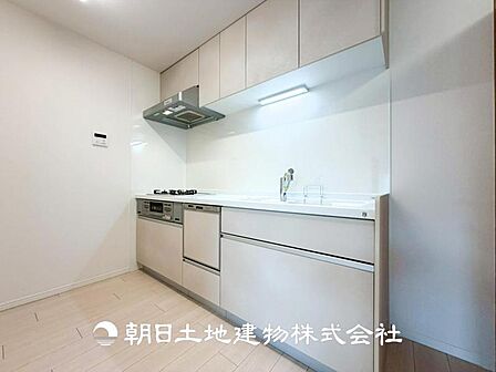 【キッチン】住宅の主役でもあり、日常生活を過ごす上で重要な水回りでもあるからこそ機能性・デザイン性に拘りました。お掃除のしやすいシステムキッチンを設置しました。