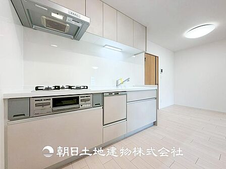 【キッチン】シンプルで使いやすいデザインにこだわったキッチン。プライベートスペースを彩るインテリアとしての美しさと、快適な日常を支える機能性と強さがひとつになった自慢のキッチンです。