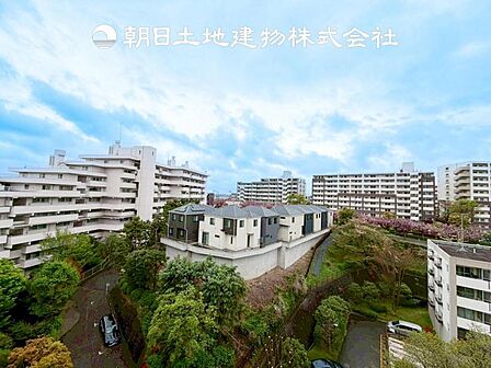 【眺望】当たり前の日常に、この開放感ある眺望と共に閑静な住宅街の季節感を演出する四季折々の変化を楽しめる心地よい場所となります。