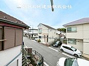 【眺望】気持ちよい開放感があり、遮るものもなく気持ちのいい景色が広がります。お部屋にも爽やかな風と暖かく柔らかな日差しが差し込み、気持ちを穏やかにしてくれます。毎日の暮らしを豊かに彩ります。
