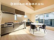 【リビング】開放的で明るい空間が広がるLDK。リビングには暖かな太陽が降り注ぎ、爽やかな住空間です。お友達を呼んでお茶をしたり、一緒に料理を楽しみながら楽しい時間を。