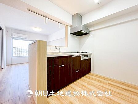 【キッチン】シンプルで使いやすいデザインにこだわったキッチン。プライベートスペースを彩るインテリアとしての美しさと、快適な日常を支える機能性と強さがひとつになった自慢のキッチンです。