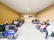 【バイク置き場】屋根付きなので雨の日でも安心です。