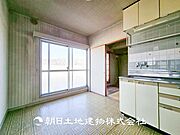 【リビング】1日の中で最も長い時間を過ごすことになるリビングだからこそ、いつも笑顔があふれる空間であるように。広々とした空間から幸せな未来を。