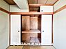 収納：【収納】部屋ごとに設けた収納は住みやすさへのこだわりがあります。シンプルで使いやすい収納スペース。