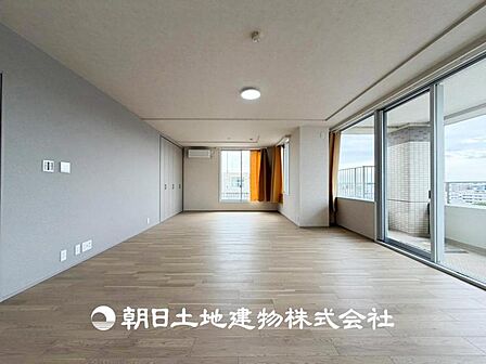【リビング】リビングにはみんなが集い、食事や楽しい会話が始まる。話に夢中になりすぎて、ついつい時を忘れてしまう。そんな束の間の幸せを感じさせてくれる場所。