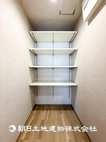 【収納】部屋ごとに設けた収納は住みやすさへのこだわりがあります。シンプルで使いやすい収納スペース。