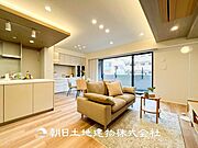 【リビング】1日の中で最も長い時間を過ごすことになるリビングだからこそ、いつも笑顔があふれる空間であるように。広々とした空間から幸せな未来を。