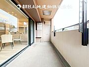 【バルコニー】太陽に愛された家。陽当り・通風に優れた魅力的で快適さを追求した住宅です。ここに住むからこそ意味がある。そんな特別感に浸りながら、毎日をお過ごし下さい。