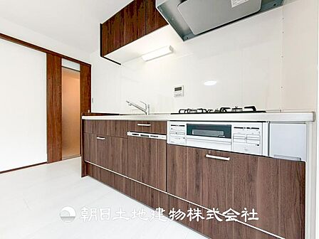【キッチン】日々の生活における家事の動線やリビングとの往来のしやすさに配慮し、お食事の準備や後片付けなどの家事を少しでも楽にするキッチンスペースを目指しました。毎日使う場所だからこそ。ストレスなく使え