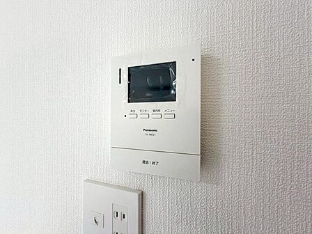 【モニター付きインターホン】訪問者の確認が出来るので、セキュリティ対策にも最適のモニター付きインターホン。