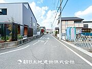 【前面道路】 車通りの少ない閑静な住宅街に位置しております。車庫入れもゆとりある良好な環境で、子育てへの安心感と家族で遊べる自然が身近な嬉しい立地です。