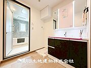 【洗面化粧台】広々とした洗面化粧台はたっぷり収納もさる事ながら、身だしなみチェックや歯磨きなど、朝の慌ただしい時間でも心に余裕とゆとりを作ってくれます。