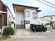 【外観写真】シンプルで洗練された外観が特徴のモダンな一軒家です。直線的なフォルムと落ち着いた色合いが、都会的な雰囲気を演出しています。