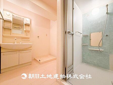 【洗面化粧台】広々とした洗面化粧台はたっぷり収納もさる事ながら、身だしなみチェックや歯磨きなど、朝の慌ただしい時間でも心に余裕とゆとりを作ってくれます。