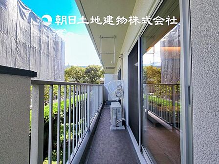 【バルコニー】 太陽に愛された家。陽当り・通風に優れた魅力的で快適さを追求した住宅です。ここに住むからこそ意味がある。そんな特別感に浸りながら、毎日をお過ごし下さい。