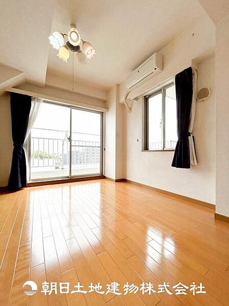 【居室】爽やかな空間演出とセンス良く纏められた室内は良質な寛ぎ空間。そこで暮らす大切な人達のことを考え造りこんだ空間は日々の生活に安らぎを与えてくれます。