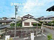【眺望】当たり前の日常に、この開放感ある眺望と共に閑静な住宅街の季節感を演出する四季折々の変化を楽しめる心地よい場所となります。