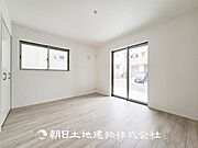 【居室】ご自宅で快適に過ごす条件は、一人ひとり違います。個性が強すぎないシンプルな内装とシンプルなデザインで統一しております。居住していく中であなただけの【幸せマイホーム】を創り上げて下さい。