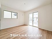 【居室】爽やかな空間演出とセンス良く纏められた室内は良質な寛ぎ空間。そこで暮らす大切な人達のことを考え造りこんだ空間は日々の生活に安らぎを与えてくれます。