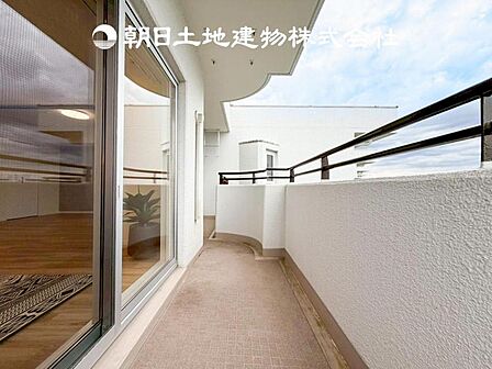【バルコニー】温かい太陽を感じる事ができるのは、目の前に遮るものが無いから。彼方に広がる風景が絵画のように広がります。