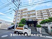 【外観写真】目の前に手を伸ばせば、触ることが出来そうな環境が、そのままインテリアになったような印象です。その豊かな眺望にふさわしい空間には、通風・採光にも優れ、心地よい光と風があふれています。