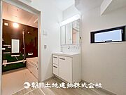 【洗面化粧台】慌ただしい1日が始まり、充実した1日の終わりを締めくくる洗面所。快適に過ごせることはもちろん、収納や機能性を兼ね備えた洗面化粧台です。快適に過ごせることはもちろん、収納や機能性を兼ね備え