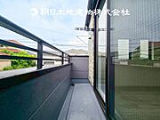 【バルコニー】温かい太陽を感じる事ができるのは、目の前に遮るものが無いから。彼方に広がる風景が絵画のように広がります。