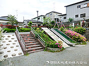 【中山町公園】730ｍ　住宅街の中にある比較的小規模な公園で、近隣住民の憩いの場として利用され、遊具も揃っています。