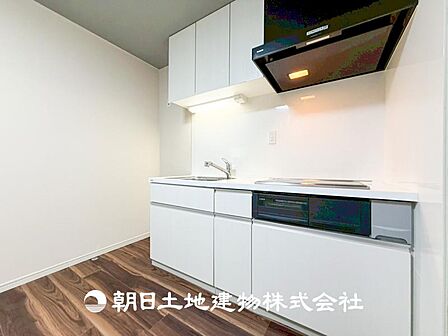 【キッチン】仲良しなご夫婦、お子様、みんなでお料理ができる程の贅沢なスペースを実現したキッチンとなっております。みんなで作った料理を召し上がりながらの会話は盛り上がること間違いなしです。