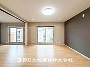 【リビング】大切なご家族、招いた友人と過ごすひと時を溢れる光が優しく包み込む空間。大切な人とともに、心穏やかに過ごすひととき。家族との時間、自分の時間を大切にできる空間を作りました。