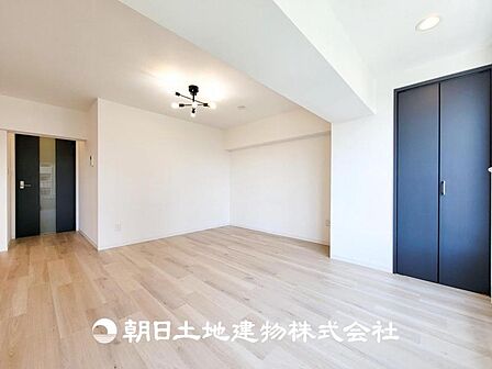 【リビング】開放的で明るい空間が広がるLDK。リビングには暖かな太陽が降り注ぎ、爽やかな住空間です。お友達を呼んでお茶をしたり、一緒に料理を楽しみながら楽しい時間を。
