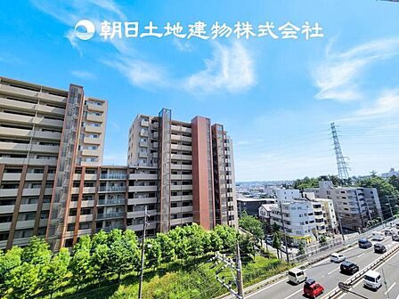 【眺望】目の前に手を伸ばせば、触ることが出来そうな環境が、そのままインテリアになったような印象です。その豊かな眺望にふさわしい空間には、通風・採光にも優れ、心地よい光と風があふれています。