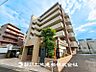 外観：【現地外観】 やさしい色合いを活かした外観が魅力のマンションは、周囲の景観と調和し、心地よい暮らしを提供します。