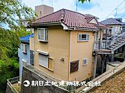 【外観写真】表現された空間はたくさんの光を浴び、風を感じ、暮らしの時間を豊かにしてくれます。デザインされた空間と競い合うかのような充実した建物と共に大切な家族の思い出を刻んでいきます。