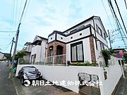 【外観写真】表現された空間はたくさんの光を浴び、風を感じ、暮らしの時間を豊かにしてくれます。デザインされた空間と競い合うかのような充実した建物と共に大切な家族の思い出を刻んでいきます。