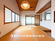 【和室】近年減少傾向にありますが、和室があることで落ち着きと癒しの空間が生まれます。来客時の客室としても利用できますし、お子様のプレイルームやお昼寝に良いお部屋です。