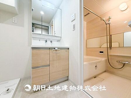 【洗面化粧台】慌ただしい1日が始まり、充実した1日の終わりを締めくくる洗面所。快適に過ごせることはもちろん、収納や機能性を兼ね備えた洗面化粧台です。